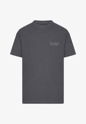 Mister Tee, NEVER TOO LATE TO THE PARTY TEE - T-shirts print - magnet