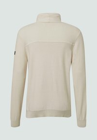 Jasnobeżowy sweter z wysokim kołnierzem, prążkowaną fakturą na ramionach i mankietach oraz gładkim korpusem. Posiada minimalistyczne logo na lewym rękawie.