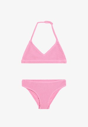 Ensemble bikini deux pièces en maille texturée rose, avec un haut triangle à col halter et un short taille haute assorti sur fond blanc.