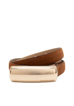 Ceinture en daim marron avec une large boucle rectangulaire dorée brillante gravée de "Michael Kors" sur fond blanc.
