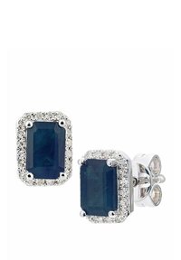 Gemas rectangulares azules rodeadas por un halo de pequeñas piedras claras, montadas en un marco de metal tono plateado con cierres de presión.