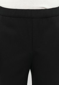Schwarze Hosen mit einer glatten, matten Textur. Verfügt über einen bequemen, elastischen Bund und dezente Nahtdetails.