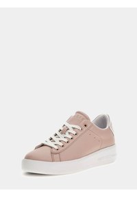 Baskets en cuir rose pâle avec lacets blancs et semelle en caoutchouc. Présente un détail de logo en relief sur le talon et un design minimaliste.