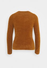 Brun, fluffig tröja med långa ärmar och rundad halsringning, med en figurnära silhuett och mjuk textur. Visad bakifrån.