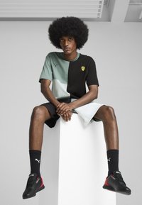 Puma SCUDERIA FERRARI RACE LIFESTYLE  - Apdrukāts T-krekls - green moon