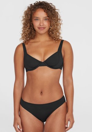 Svart bikini-set bestående av en strukturerad bikinitopp med underwire och breda axelband samt en låg midjebikini, tillverkad av mjuk, elastisk tyg.