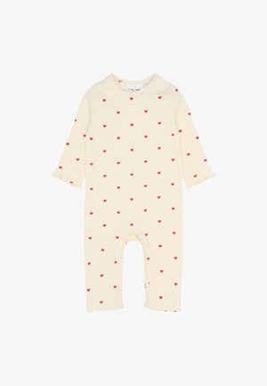 Tejfehér színű babaruha hosszú ujjakkal, piros szívmintával, patent gombokkal a lábaknál és a vállnál a könnyű öltöztetés érdekében.