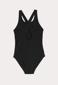 Zwarte badpak in één stuk met een racerback ontwerp, gekruiste bandjes en een ovale uitsnede op de rug. Gladde textuur, minimalistische stijl.