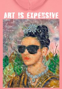 Felpa con cappuccio rosa con un'illustrazione di una donna con occhiali da sole, adornata con un copricapo gioiello e una collana, su uno sfondo floreale colorato.