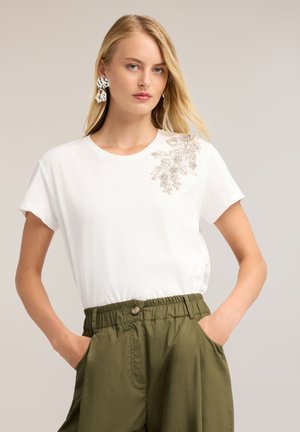 Motivi, T-SHIRT CON APPLICAZIONE FLOREALE DI CRISTALLI E PERLE - Camiseta estampada - bianco