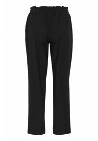 Svarta byxor med elastisk midja, rak ben-design och inga synliga fickor. Tyget verkar slätt med minimal struktur.