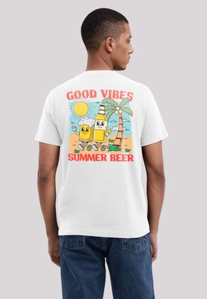 Weißes T-Shirt mit einem bunten Grafikdesign von zwei Cartoon-Getränken, Palmen, Sonne und dem Text "GOOD VIBES SUMMER BEER" in fett roter Schrift.