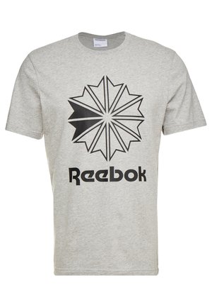 Hellgraues T-Shirt mit kurzen Ärmeln, schwarzem geometrischem Sternlogo und aufgedrucktem Reebok-Schriftzug auf der Vorderseite.