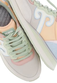 Sneakers multicolori con un mix di materiali in camoscio e pelle. Toni pastello morbidi di verde, rosa, pesca e blu con una suola testurizzata.