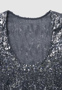 Top in grigio scuro con paillettes, caratterizzato da una scollatura a barca e un tessuto testurizzato con una fitta disposizione di paillettes rotonde lucide.