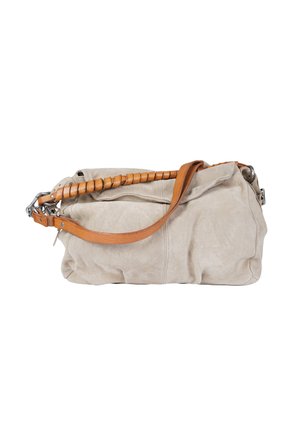Borsa in pelle beige morbida con design morbido e tracolla intrecciata in pelle marrone chiaro su sfondo bianco.