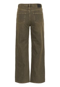 Szerokie dżinsy w oliwkowym deninie, z klasycznym wzorem tylnych kieszeni, widocznym szwem oraz czarną skórzaną metką przy pasku.