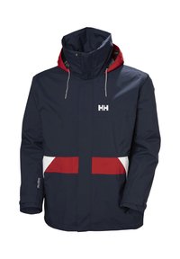 Marineblauwe waterdichte jas met een rode capuchon, witte en rode accenten, een ritssluiting aan de voorkant en koordjes bij de hals. Bevat een logo op de borst.