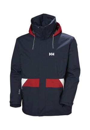 Marineblauwe waterdichte jas met een rode capuchon, witte en rode accenten, een ritssluiting aan de voorkant en koordjes bij de hals. Bevat een logo op de borst.