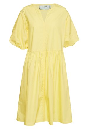Jasnożółta sukienka do kolan z bufiastymi krótkimi rękawami i marszczoną talią, z dekoltem w kształcie litery V i luźnym krojem.