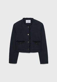 Veste courte bleu marine en tissu texturé avec bords effilochés, col rond, et quatre boutons métalliques sur le devant, avec des poches plaquées.