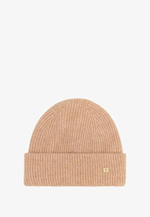 Dzianinowa czapka w delikatnym, jasnobeżowym kolorze z prążkowaną fakturą i podwiniętym mankietem. Posiada małe metalowe logo z przodu.