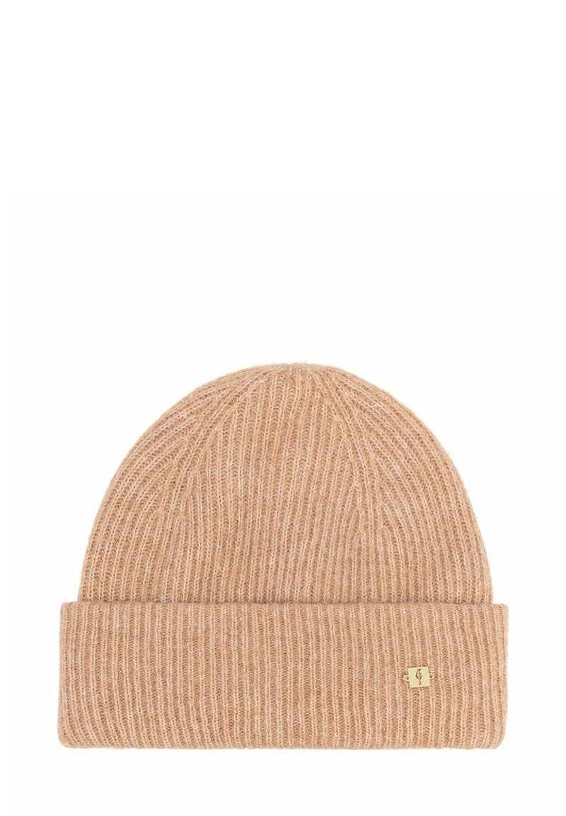 Dzianinowa czapka w delikatnym, jasnobeżowym kolorze z prążkowaną fakturą i podwiniętym mankietem. Posiada małe metalowe logo z przodu.
