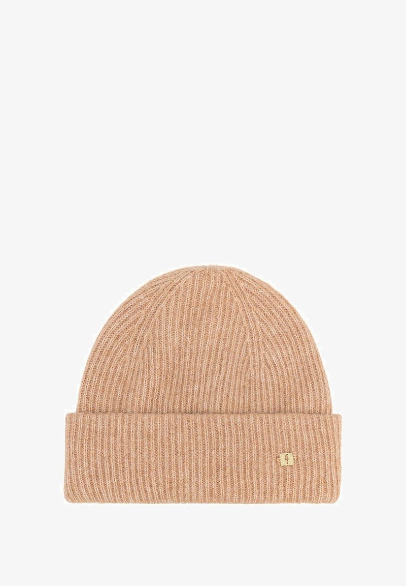Dzianinowa czapka w delikatnym, jasnobeżowym kolorze z prążkowaną fakturą i podwiniętym mankietem. Posiada małe metalowe logo z przodu.