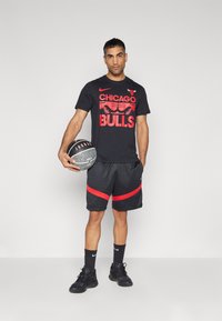 Nike Performance NBA CHICAGO BULLS TEE - Klubbklær - black