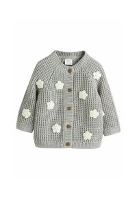 Gilet en tricot gris avec des appliqués floraux crème, col rond, manches longues, fermeture à boutons en bois, et bords-côtes au niveau des poignets et de l'ourlet.