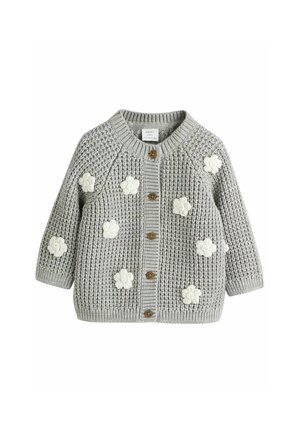 Gilet en tricot gris avec des appliqués floraux crème, col rond, manches longues, fermeture à boutons en bois, et bords-côtes au niveau des poignets et de l'ourlet.
