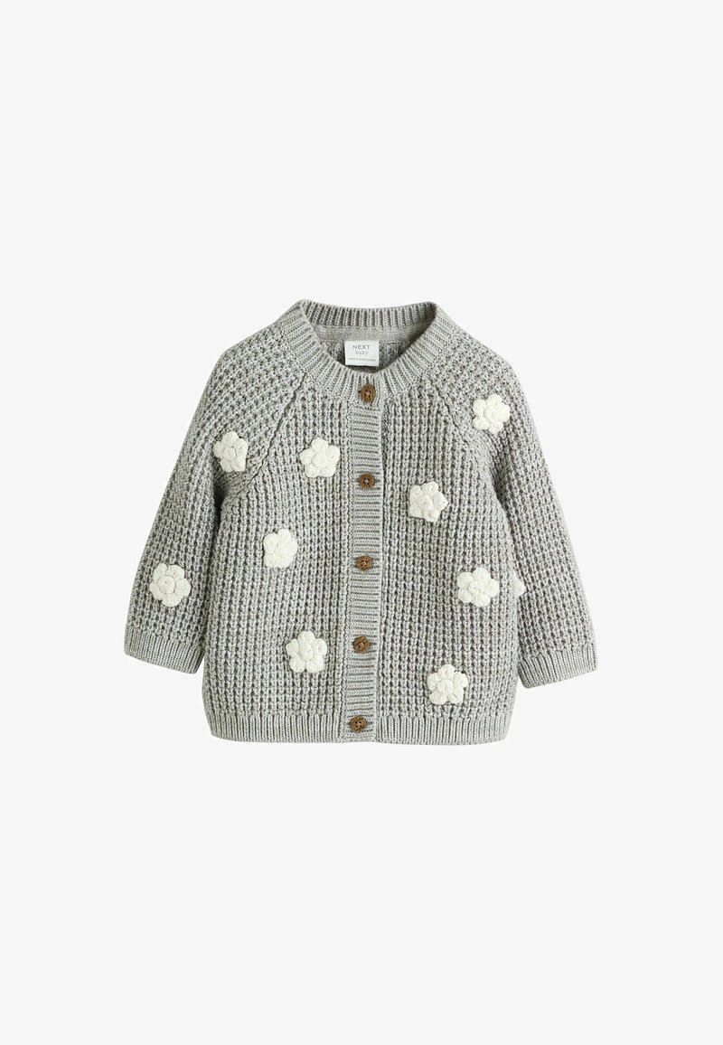 Cardigan per neonati lavorato a maglia grigio chiaro con bottoni marroni e decorazioni floreali bianche lavorate a maglia sul davanti e sulle maniche.