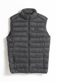 Chaleco de plumas negro con cuello alto, cremallera frontal y textura acolchada. Presenta aberturas laterales y un parche con el logo en el pecho.