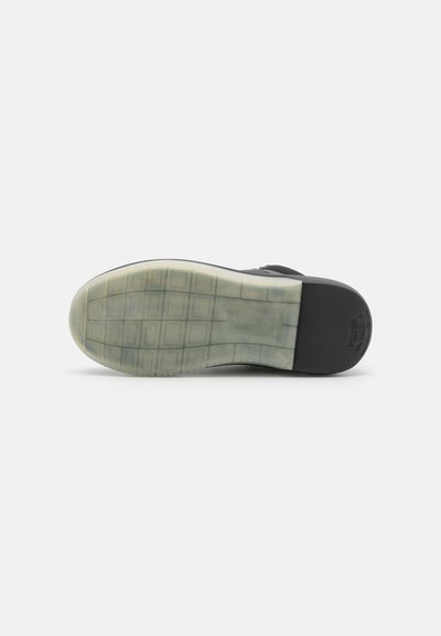 Emporio Armani Augsti sporta apavi - black