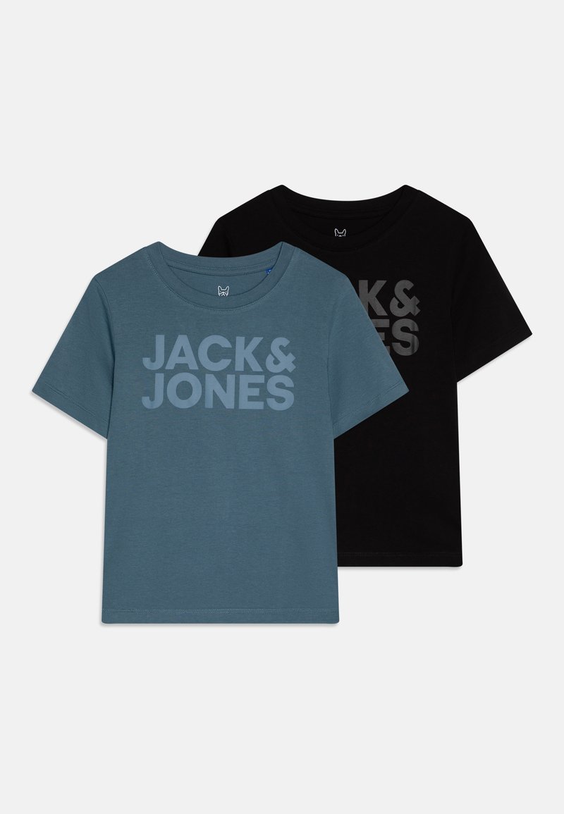 Kaks T-särki: üks tealiano värvi ja suure halli "JACK & JONES" trükiga ning üks must sarnase trükiga. Pehme kangas, ümar kaelus, lühikesed varrukad.