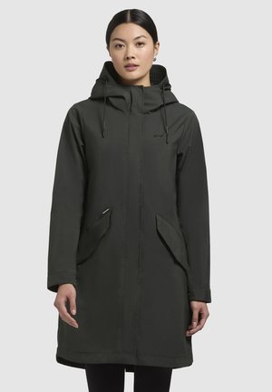 Parka sombre verte avec une capuche, dotée de poches latérales, d'une doublure matelassée et de cordons de serrage ajustables pour un ajustement confortable.