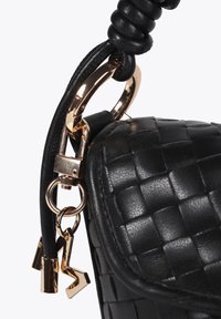 Svart vävd läderväska med ett spänne i guld. Har en texturerad yta, en flätad rem och dekorativa charmdetaljer.