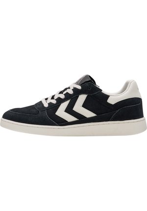 Marineblå ruskinds sneakers med hvide læderdetaljer. Har et lavtop-design, flade snørebånd og en struktureret gummisål.