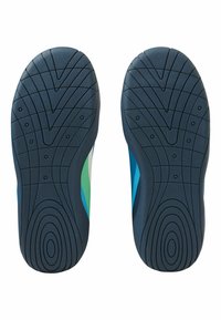 Buty sportowe z teksturowaną, wzorzystą, ciemnoniebieską podeszwą. Posiadają zielone i niebieskie akcenty w paski po bokach. Wykonane z trwałego materiału zapewniającego przyczepność.