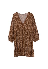 Abito lungo marrone a maniche lunghe con motivo floreale bianco, scollo a V, vita arricciata e orlo con volant su sfondo bianco semplice.