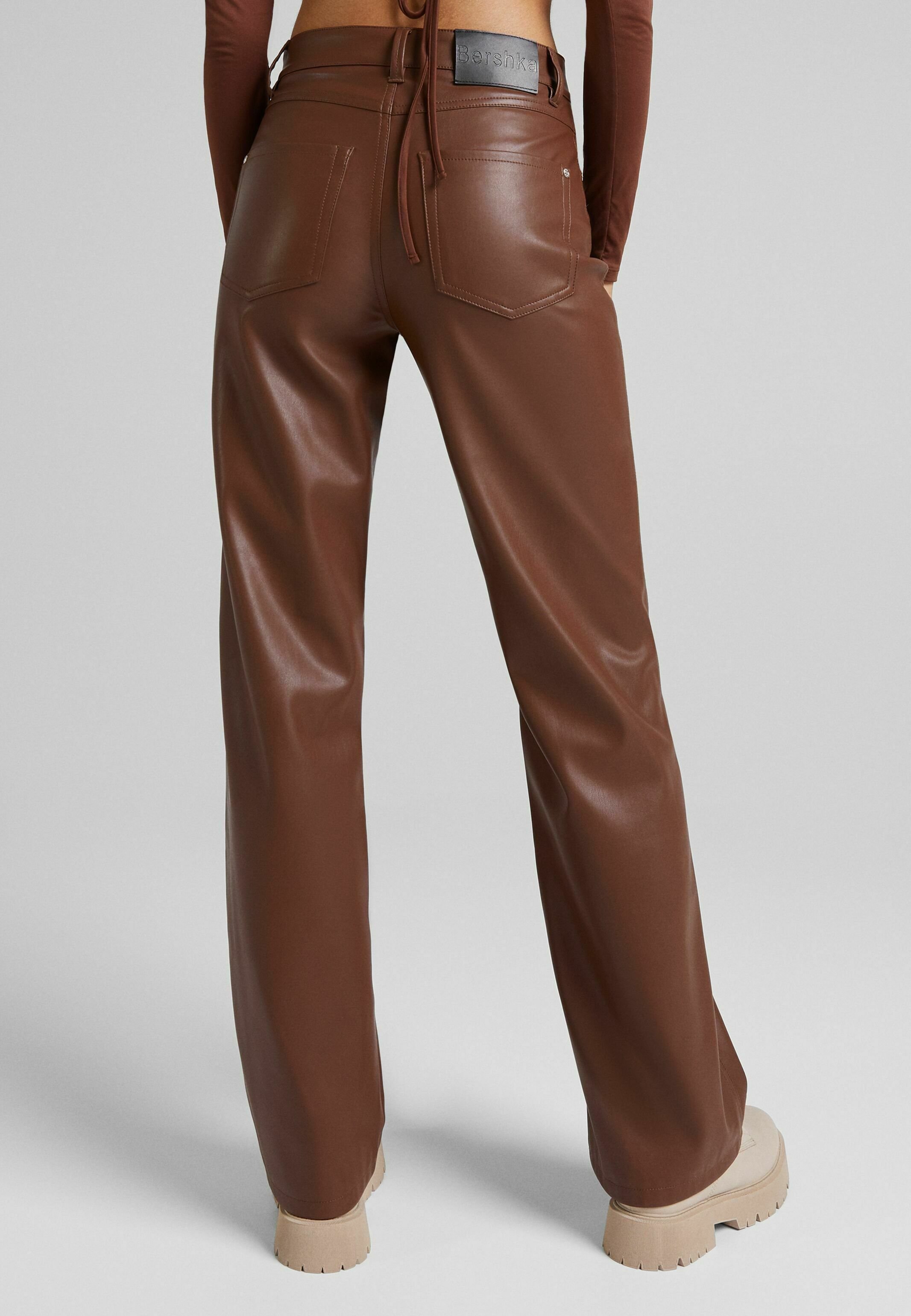 Bershka STRAIGHT-FAUX LEATHER - Broek - brown/Bruin - Zalando.nl