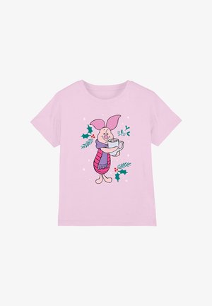 Hellrosa Hemd mit einem Cartoon-Schwein, das einen lila Schal trägt und eine Tasse mit Marshmallows hält, umgeben von Stechpalme und winterlichem Laub.