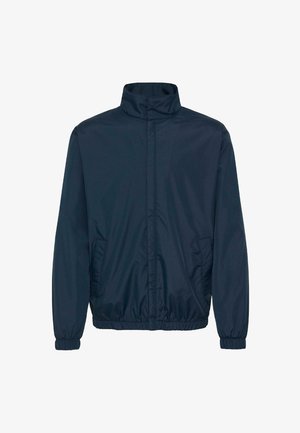 Tumši zils vēja jakas pārklājs ar augstu apkakli, elastīgām piedurknēm un divām sānu kabatām, kas izgatavots no gluda, viegla auduma.