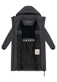 Cappotto piumino lungo grigio scuro con cappuccio, chiusura con zip e bottoni a pressione, polsini elasticizzati, due tasche interne e dettagli del logo all'interno.