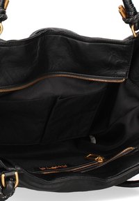 Sac à main en cuir noir avec une texture douce, doté d'une fermeture éclair dorée et de poches internes. La doublure est en tissu noir avec une finition lisse.