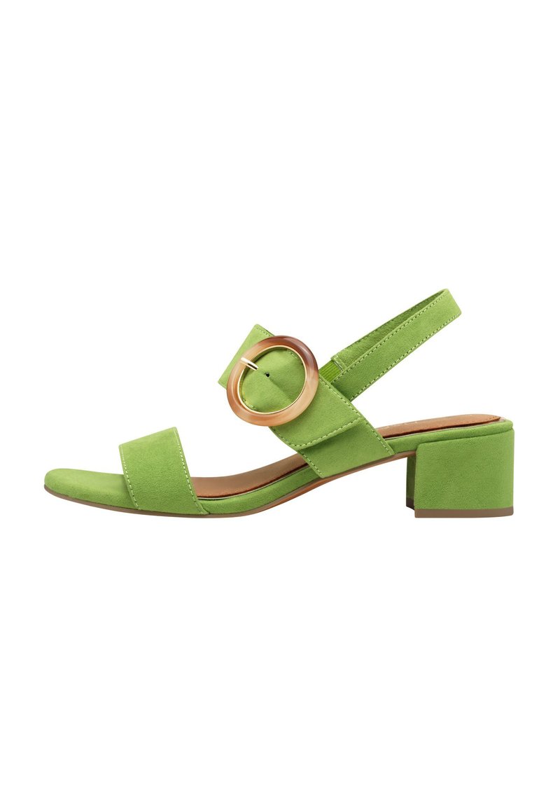 Sandalo in suede verde con tacco a blocco, caratterizzato da due fasce larghe e un accento circolare. Design open toe; cinturino regolabile sul retro.