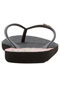 Sorte gummi flip-flops med strukturert såle og blomsterdekorert innersåle, med tynne stropper og en liten metallisk detalj.
