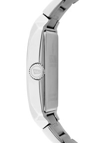 Srebrna ura iz nerjavnega jekla s pravokotno ohišjem in teksturiranim belim keramičnim trakom. Ima poudarjeno krono in vgraviran logotip blagovne znamke.