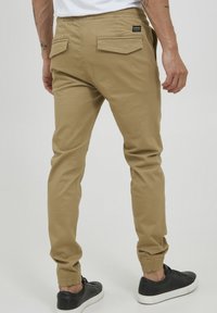 11 Project PRGAETANO REGULAR FIT - Hlače - sand