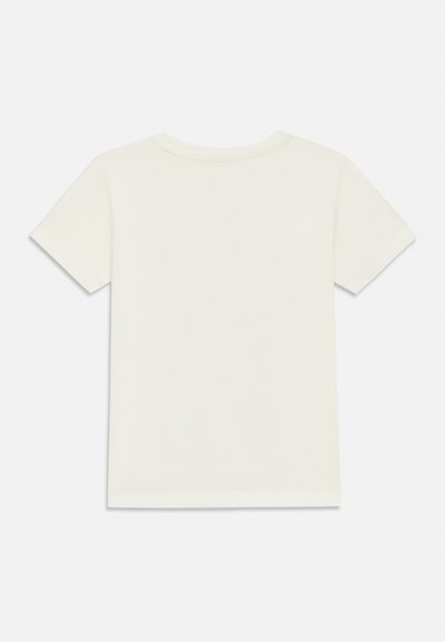 Απλό λευκό κοντομάνικο μπλουζάκι με στρογγυλή λαιμόκοψη, εμφανίζεται από πίσω σε ανοιχτό γκρι φόντο.